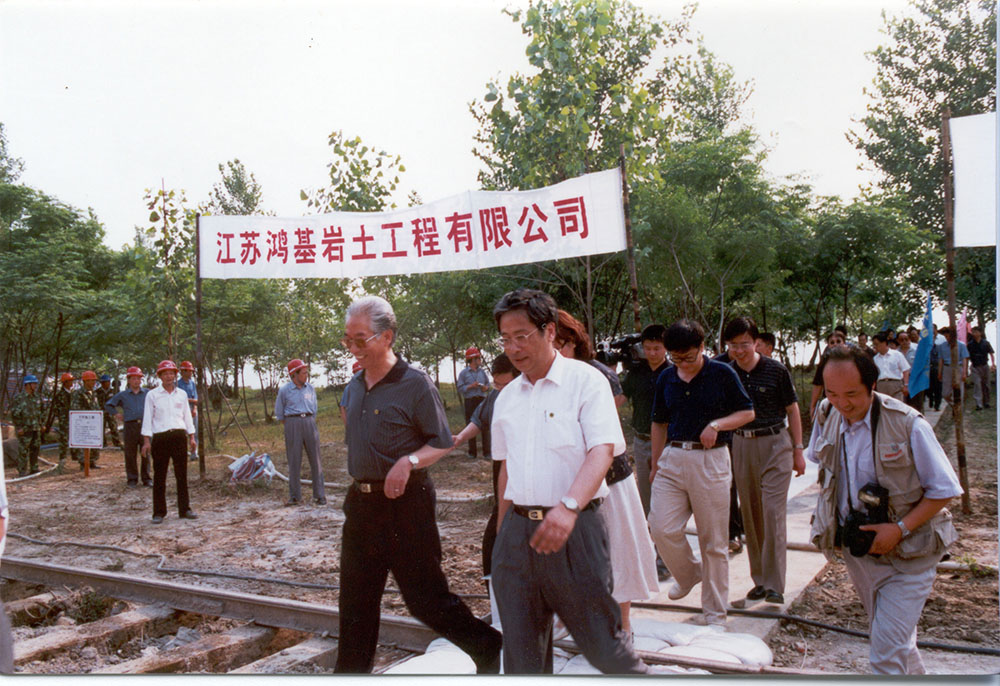 3水利部原部长汪恕诚视察公司工地.jpg